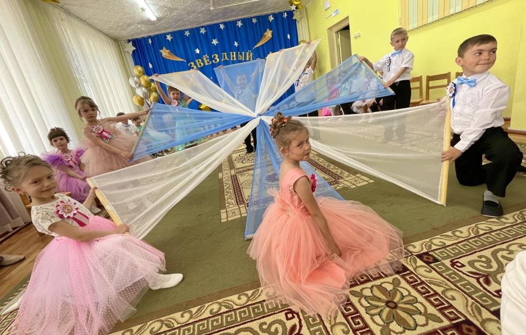 Танец с полотнами